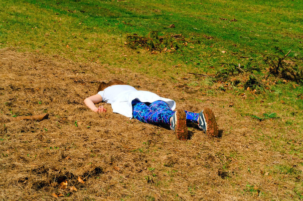 menina descansando, deitado na grama nas montanhas, conceito de viagem na natureza, espaço de cópia
 - Foto, Imagem