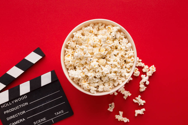 Clapperboard Popcorn auf rotem Hintergrund - Foto, Bild