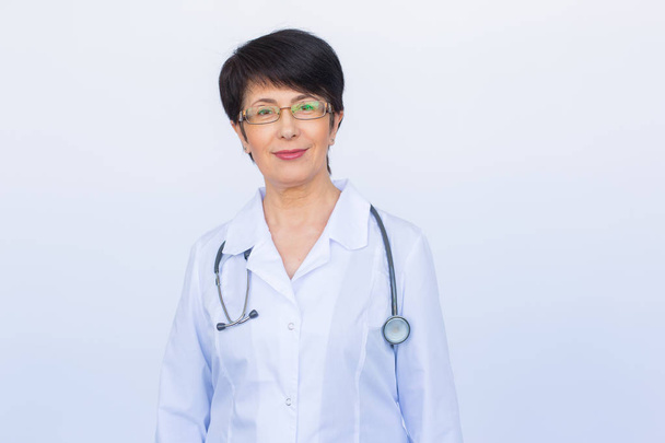 Portrait of doctor woman with stethoscope over white background - Foto, Imagen