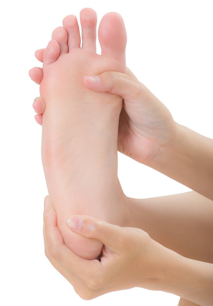 de handen van de vrouw houdt van mooie gezonde voet en masseren in pijn gebied, gepijnigd lichaam Concept, geïsoleerd op witte achtergrond. - Foto, afbeelding