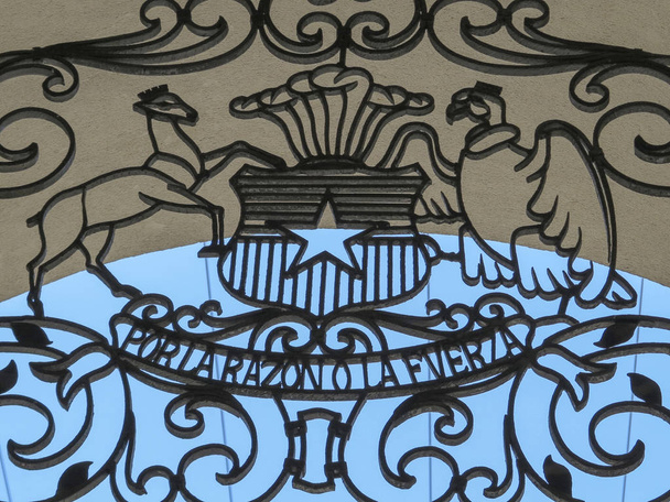 Detail vstupní brány, kde je napsána ve španělštině "por la razon o la fuerza (z důvodu či síly) na Palacio de la Moneda, Santiago, Chile v Jižní Americe - Fotografie, Obrázek