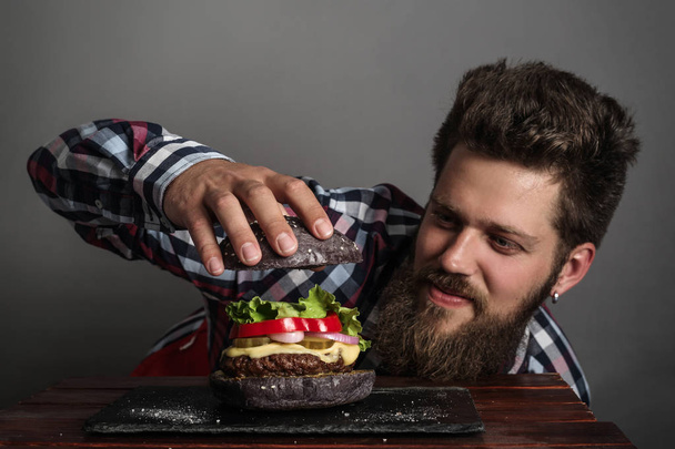 Man cooking fresh self made burger close up - Foto, Imagem