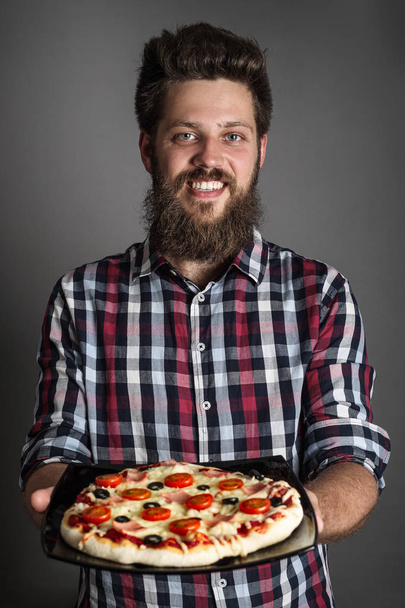 Happy smiling man holding home made pizza - Foto, Imagem