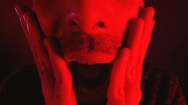 Mann mit überraschtem Gesichtsausdruck mit geöffnetem Mund - Filmmaterial, Video
