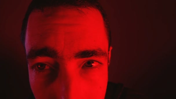 Mann mit schockiertem Gesichtsausdruck bewegt seine Augen von einer Seite zur anderen - Filmmaterial, Video