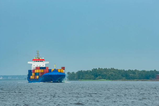 Modrá nákladní kontejnerová loď plně naložené probíhá - Fotografie, Obrázek