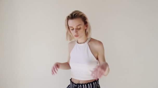 Portret van modieuze vrouwen blondjes op wit - Video