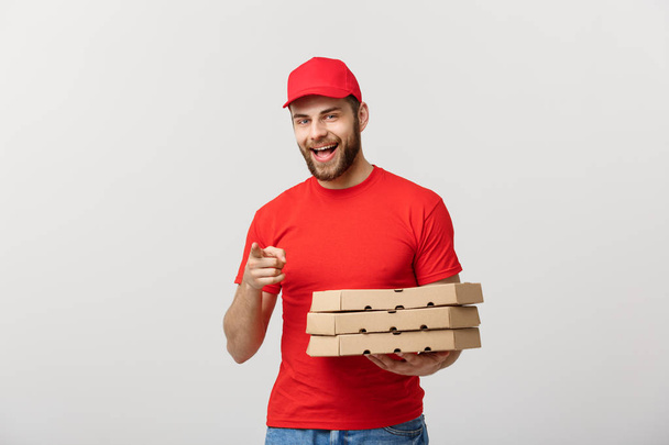 Conceito de entrega: Retrato de homem de entrega de pizza apresentando algo na caixa. Fundo branco isolado
. - Foto, Imagem