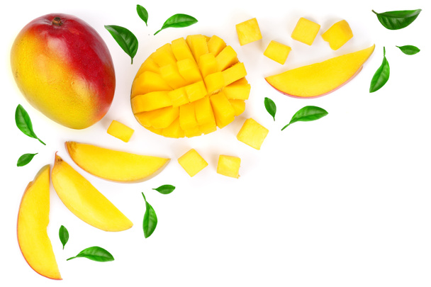 Owoce mango i plasterki ozdobione liści na białym tle na białym tle z miejsca kopiowania tekstu. Widok z góry - Zdjęcie, obraz
