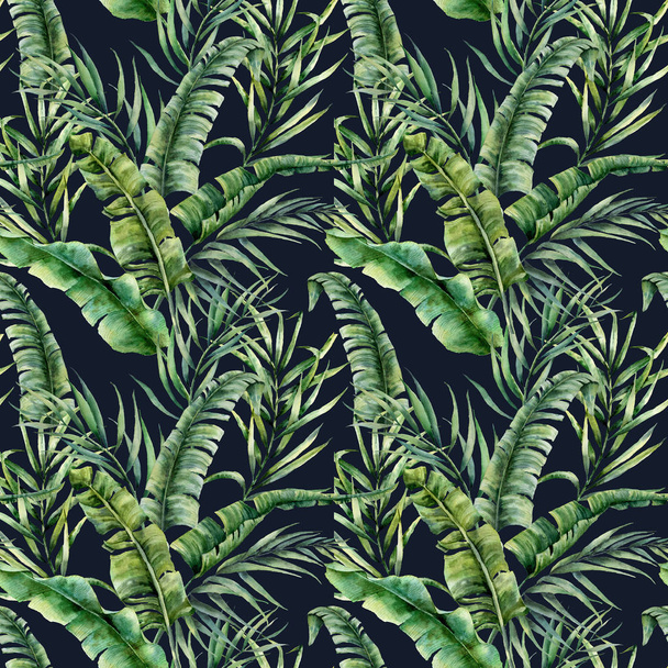 Akvarell trópusi varrat nélküli mintát, a banán és a kókusz Pálma levelek. Kézzel festett zöld egzotikus ág sötétkék háttérrel. Szövet vagy háttér botanikai illusztráció tervezése, nyomtatása - Fotó, kép
