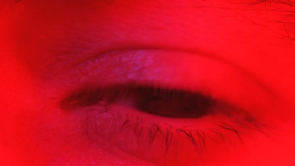 Makro-Nahaufnahme des Menschen bewegt seine Augen mit schockiertem Gesichtsausdruck von einer Seite zur anderen - Filmmaterial, Video