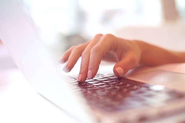 Closeup elegantní krásné ženské ruce jsou psaní na klávesnici používat přenosný počítač v kavárně, úspěšná podnikatelka, pracovní, hledají informace, procházení Internetu, rozmazané světlé pozadí - Fotografie, Obrázek