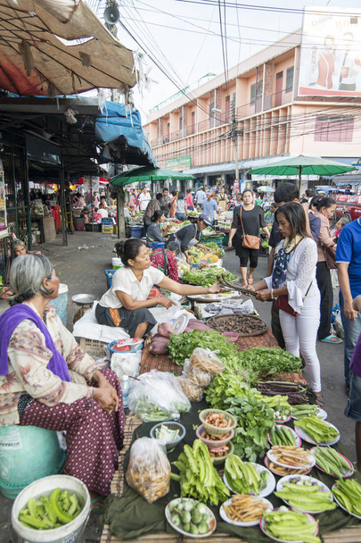 a velha cidade Food Market na Torre do Relógio, na cidade de Surin, em Isan, no nordeste da Tailândia. Tailândia, Isan, Surin, novembro de 2017
 - Foto, Imagem