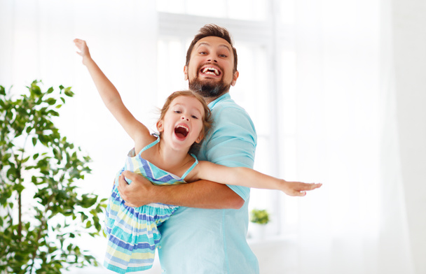 Dzień Ojca. Szczęśliwa rodzina córka przytulanie tata i śmieje się na wakacje, w czasie - Zdjęcie, obraz