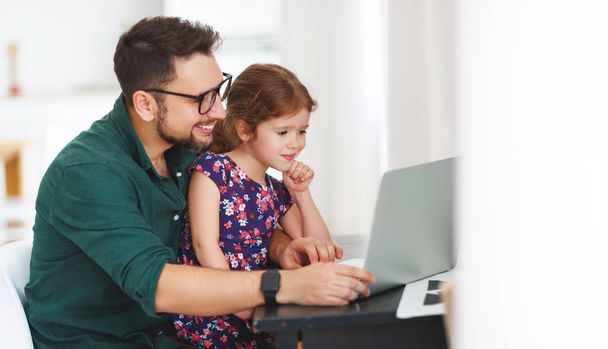 father and child   daughter working at a computer at hom - Foto, Bild