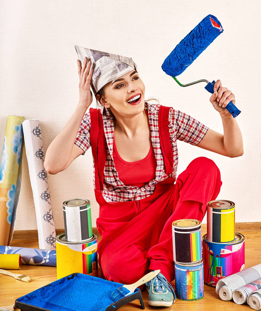 Reparação de casa mulher segurando rolo de pintura para papel de parede
. - Foto, Imagem