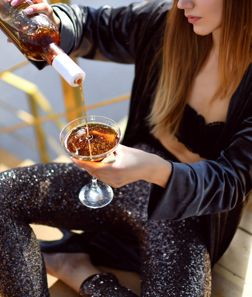 Beautiful fashion woman drink gold glitter martini cosmopolitan cocktail  - 写真・画像