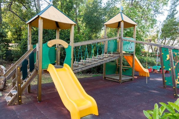 Aire de jeux colorée pour enfants dans un parc
 - Photo, image