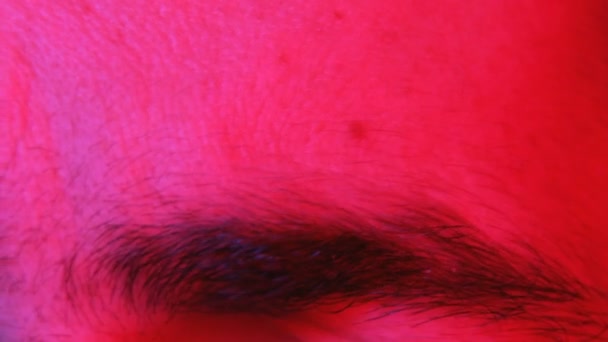 Makro auf Mann, der seine Augenbrauen hochzieht und spielt - Filmmaterial, Video