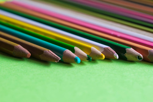 Velmi používané tužky různých barev, které jsou izolovány na zeleném pozadí. Koncepce na nákup nových náhradních - Fotografie, Obrázek