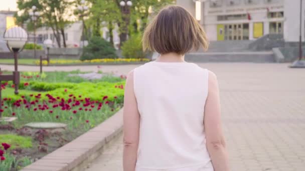 Beautiful woman walking in park - Video, Çekim