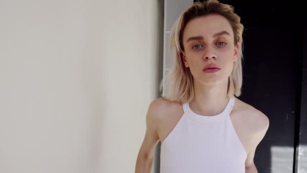 Портрет модных женщин-блондинок на белом
 - Кадры, видео