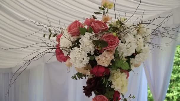 Σύνθεση με λουλούδια σε ένα μέρος του γάμου - Πλάνα, βίντεο