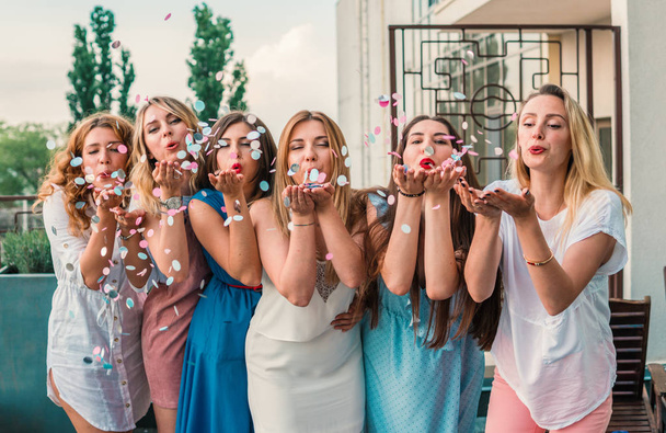 Όμορφες γυναίκες φίλοι διασκεδάζουν στο Bachelorette πάρτι - Φωτογραφία, εικόνα