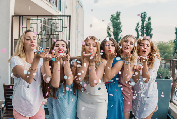 Όμορφες γυναίκες φίλοι διασκεδάζουν στο Bachelorette πάρτι - Φωτογραφία, εικόνα