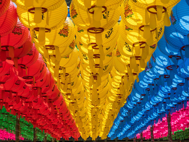 Hunderte Laternen hängen aus dem buddhistischen Tempel in Südkorea - Foto, Bild