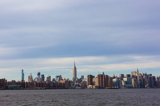ウィリアムズバーグ、ブルックリン、Ny から見たニューヨークのスカイライン - 写真・画像