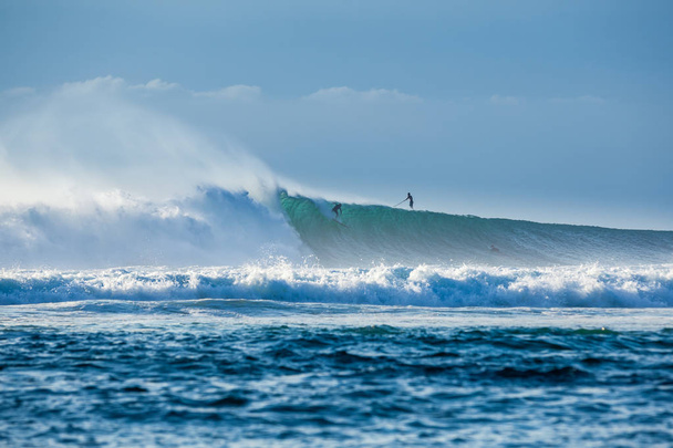 サーファー大きなに乗って緑バランガン ビーチ、バリ、インドネシアの波 - 写真・画像