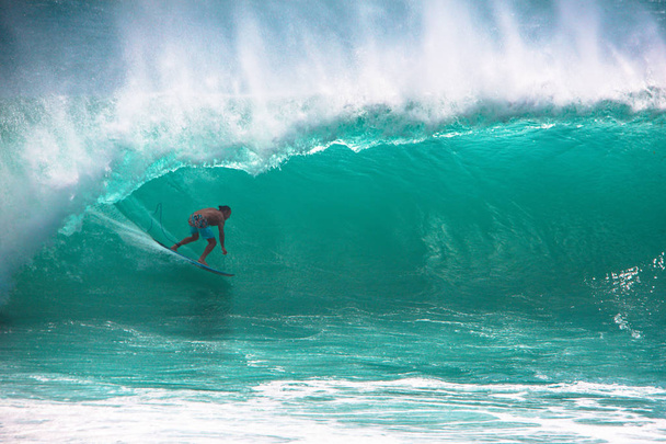 Surfer reitet in Barrel Sektion der großen grünen Welle am Padang Padang Beach, Bali, Indonesien - Foto, Bild