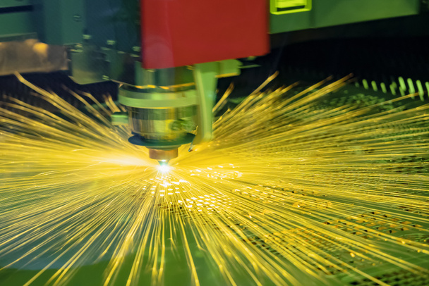Primo piano della macchina di taglio laser CNC che taglia la piastra metallica con la luce scintillante. Moderno processo di produzione della lamiera
. - Foto, immagini