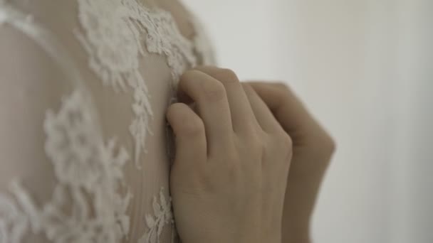 ウェディング ドレス花嫁のコルセットを結ぶ男 - 映像、動画