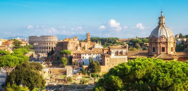 Roma, İtalya, şehir manzarası ile antik Roma yerlerinden; Kolezyum ve Roman Forum, İtalya'nın ünlü seyahat hedef. - Fotoğraf, Görsel