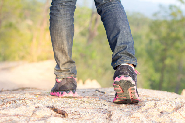 Ženské nohy chůzi. Samice cestující cestování příroda horské mapy navigace - Fotografie, Obrázek