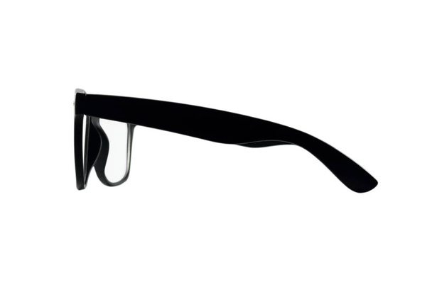Zijaanzicht van brillen met moderne stijl van frame zwarte kleur op witte achtergrond, selectieve aandacht - Foto, afbeelding