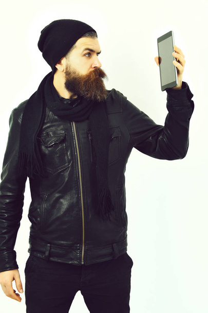 Bearded brutal caucasian hipster holding tablet - Foto, afbeelding