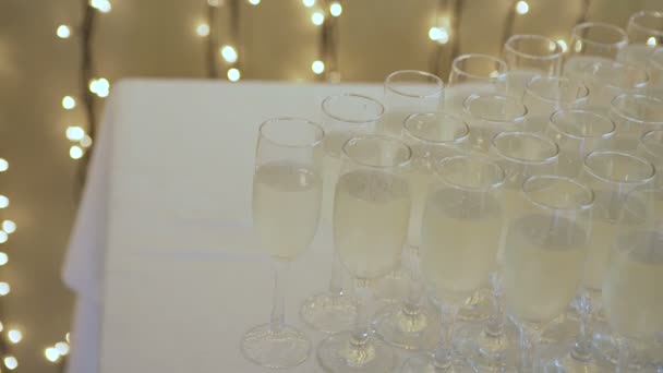 Багато келихів шампанського на столі
 - Кадри, відео