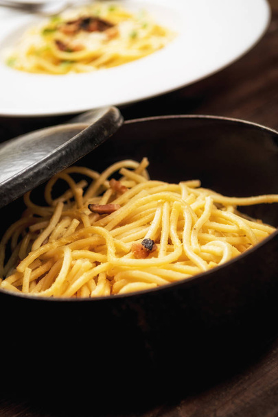 Cucina italiana pasta spaghetti ala carbora con uovo, parmigiano al formaggio e pancetta
 - Foto, immagini