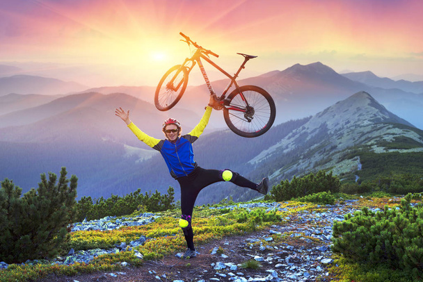 Racer sur le sentier alpin en pierre dans les Carpates avec un VTT carbone du groupe sportif comme symbole de la santé du mode de vie moderne d'un jeune progressiste
 - Photo, image