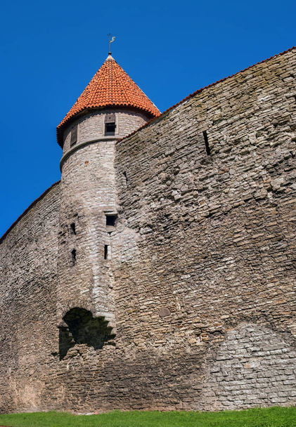 Medieval fortress with towers in the Old town. Tallinn, Estonia. The towers have a red tiled roof. - Foto, Imagen