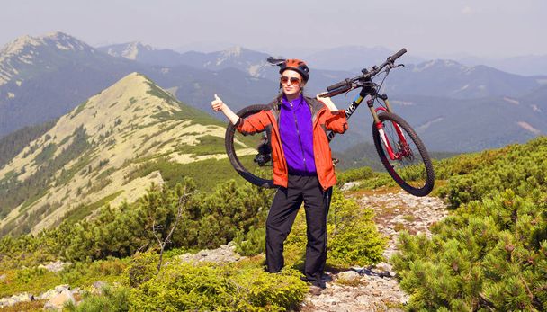 Rennfahrer auf dem alpinen Steinweg in den Karpaten mit einem Carbon-Mountainbike der Sportgruppe als Symbol für die Gesundheit des modernen Lebensstils eines jungen fortschrittlichen Menschen - Foto, Bild