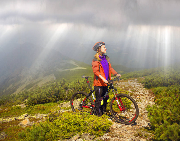 Гонщик на альпійських кам'яній дорозі в Карпатах зі вуглецю гірський велосипед спортивні групи як символ здоров'я сучасного життя молодих прогресивних людини - Фото, зображення