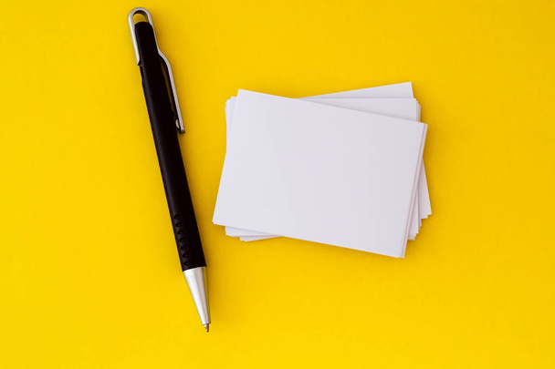 anyagmozgató makett üres fehér névjegykártya elegancia toll élénk sárga háttér, üzleti branding design sablon - Fotó, kép