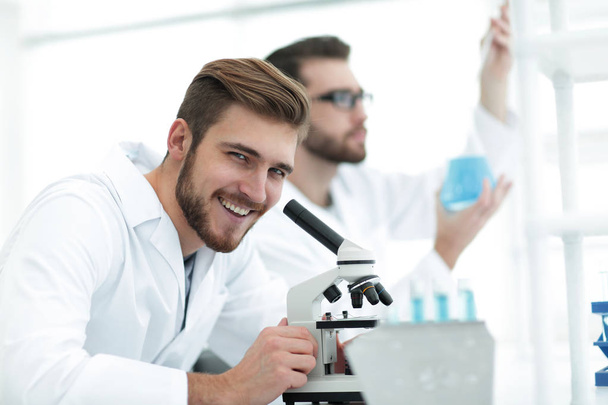 male researcher carrying out scientific research in a lab - Foto, Bild