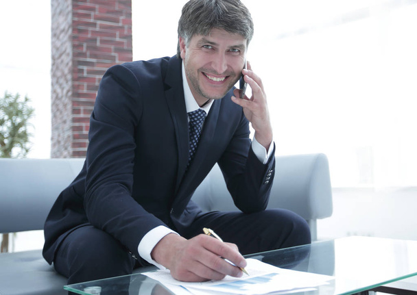 Businessman working with financial documents - Foto, afbeelding