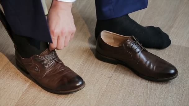 Een man verbindt zijn schoenveters - Video