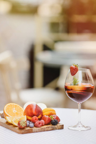 summer drink, fruit cocktail on white wood table with berries - Foto, imagen